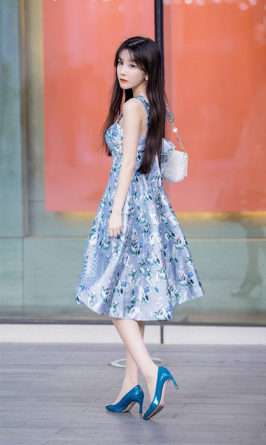 优雅的连衣裙和性感的高跟鞋是最佳搭档,显身材又有女人味