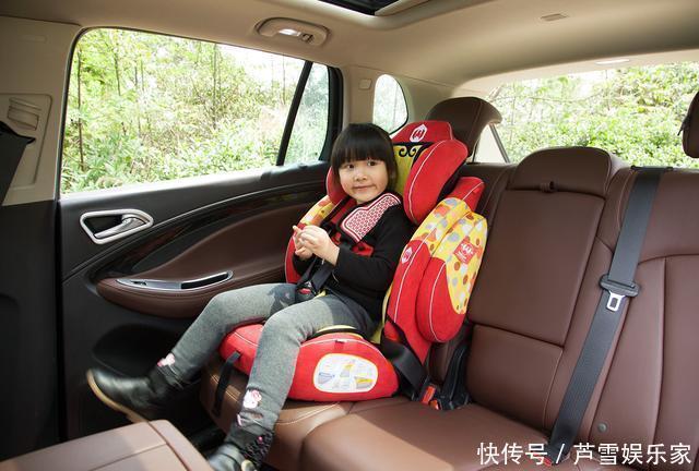 父亲|粗心父亲把孩子关车里,用树枝取钥匙,网友:被宝宝举动圈粉