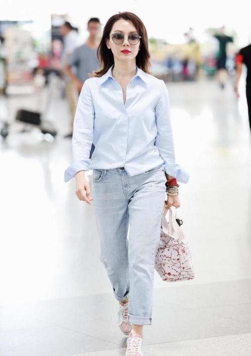 气质美女|气质美女姐姐,穿蓝色衬衫下搭配牛仔蓝九分裤,经典搭配显高级