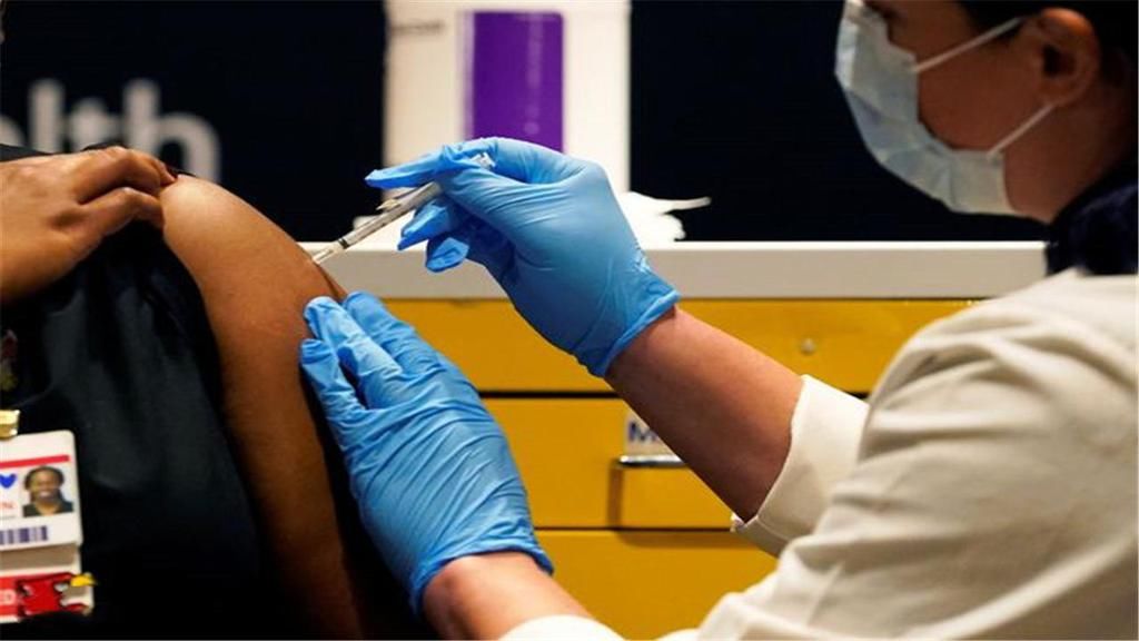 美国疫苗连曝坏消息，负责人向全民道歉，医护人员拒绝接种