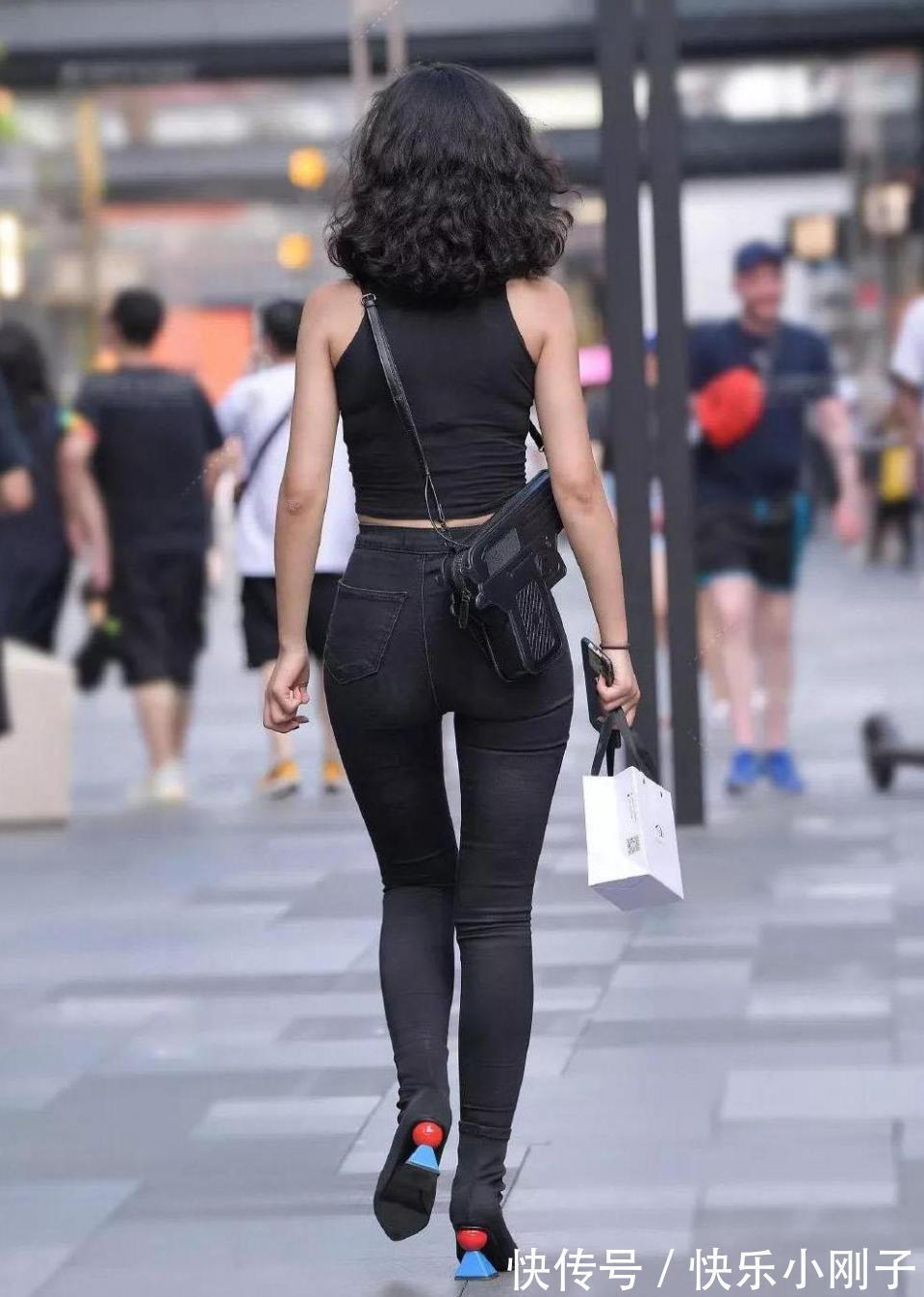 玄色|这美女九分精明,八分气质,穿出了她的成熟韵味,尽显帅气高冷