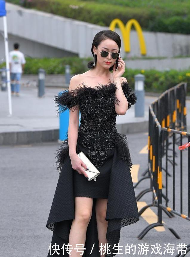 搭配|黑色礼服搭配黑色高跟鞋,前短后长的设计,衬托身材提升气质