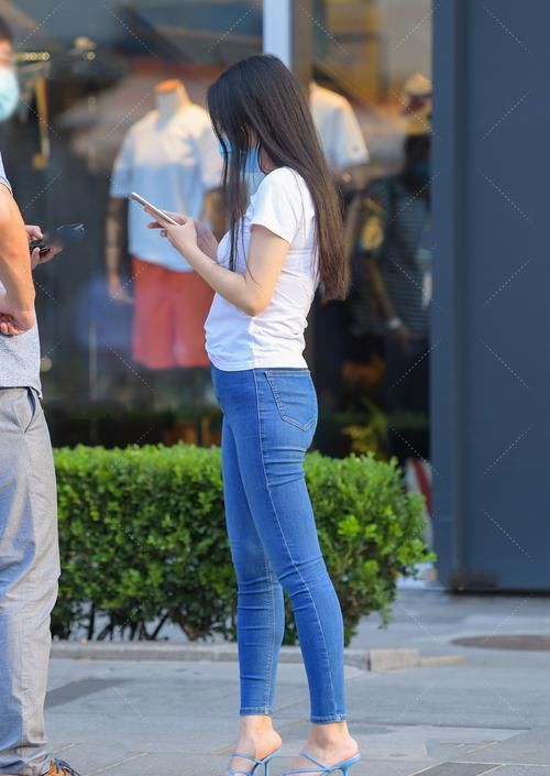 舒适|基础款白色短袖显自然美，清爽又舒适