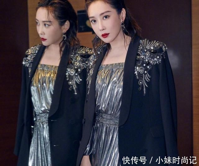 杜若溪美到令人“窒息”, 黑色西装搭配银色长裙, 展现女王气场