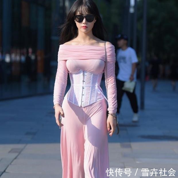 穿搭 穿着搭配的女性中,一些是迷人的,另一些是引人注目的!