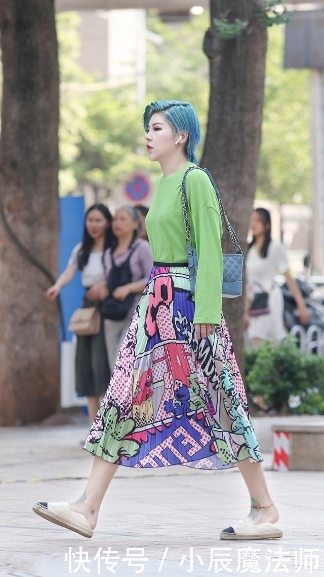 路人街拍，美女穿灰色的一字肩针织连衣裙，尽