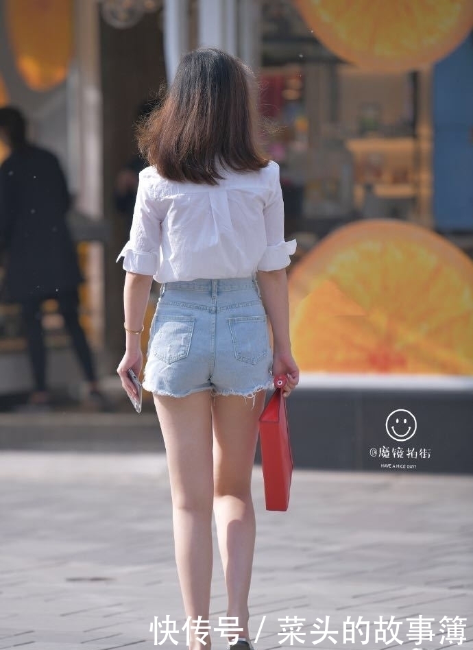 墨镜|街拍：时尚牛仔短裤搭配白色衬衫，墨镜姐姐山财凹凸有致，太美了