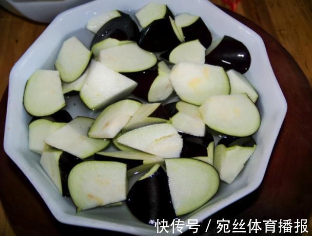 酚氧化酶|炒茄子时,为啥总发黑?下锅前多做2步,鲜香软嫩,不发黑不油腻