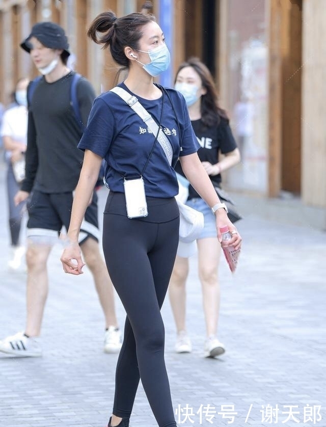 称为|秋季少不了的“打底裤”,时髦又修身,难怪被称为“扛把子”!