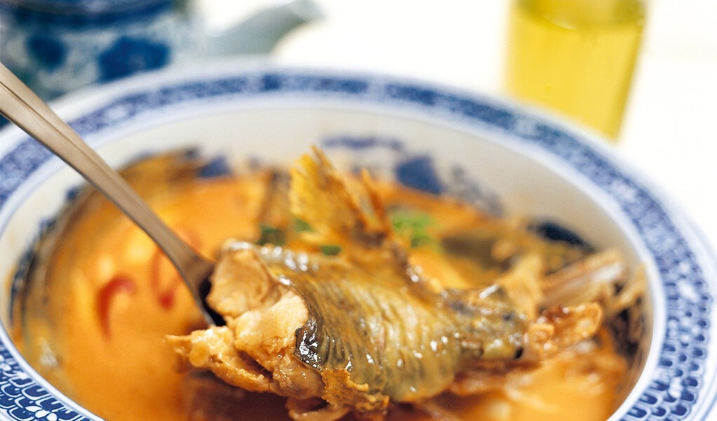 炖鱼，不要只会加料酒，多放这2样，鱼肉鲜嫩不柴，去腥效果好