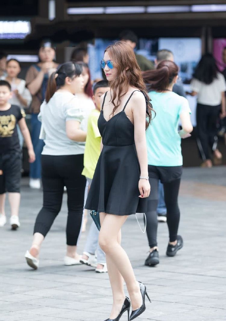 街拍：身材苗条美丽时尚的小姐姐，穿着个性气质动人