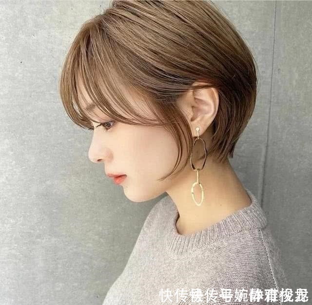 短发|四五十岁的女人,发型适合留短不留长,试试这5款,显气质又好看