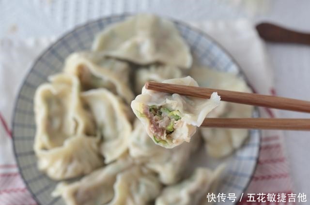 不停|冬天饺子最爱这个馅,比韭菜香多了,一口一个吃不停嘴,特解馋