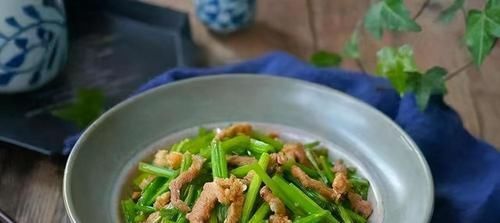 芹菜肉丝,肉丝先下锅就错了,难怪肉丝发柴不好吃,这样做才对