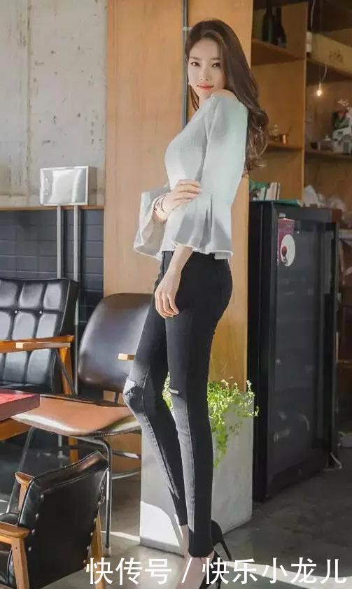 性感|小姐姐爱穿紧身裤,搭配露脐浅色短袖,尽显成熟女人味!