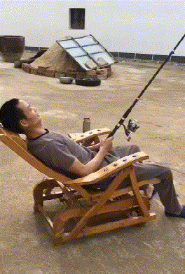 |搞笑GIF趣图:?我手机刚买没几天也不贵,也就一万八吧!