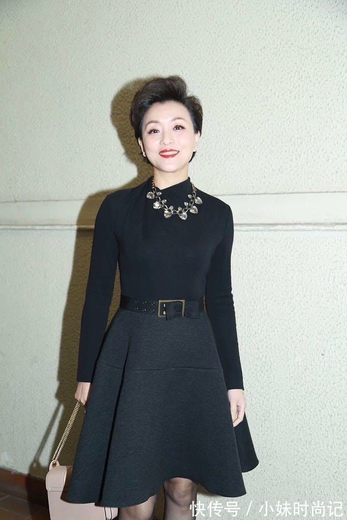 背头|杨澜学小姑娘赶时髦,穿纱裙挑染蓝发新潮又减龄,气质却依然端庄