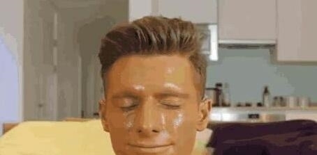 男子网上直播,在脸上涂满厚厚粉底,一小时后,送进医院抢救了