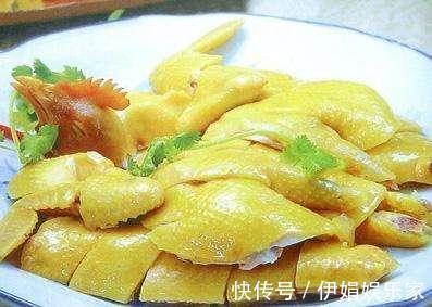 多汁|做白切鸡万万不可下锅烫煮,用这一招做法,肉汁鲜嫩,香滑皮爽