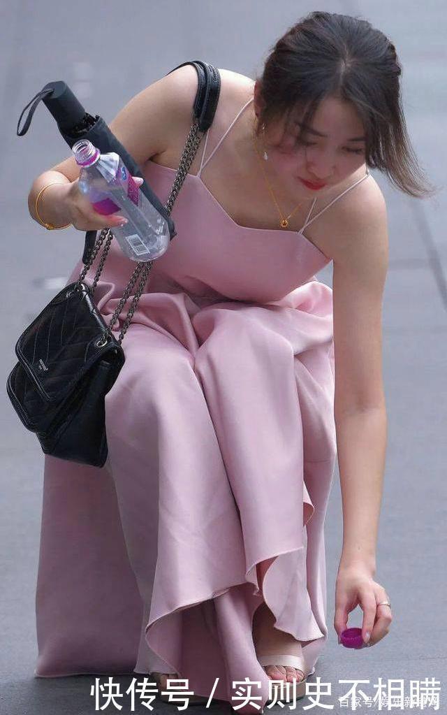 小姐姐身材好颜值高,穿着红色斜扣设计上衣,彰显女性魅力