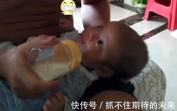 瞌睡|“瞌睡奶爸”喂娃喝奶,娃一脸懵糟老头子,你戳我腮帮子干啥