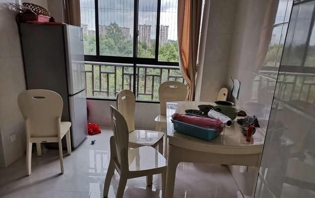 这个城市|娶了个邋遢媳妇,32万装修的新房半年乱成狗窝,客厅不堪入目