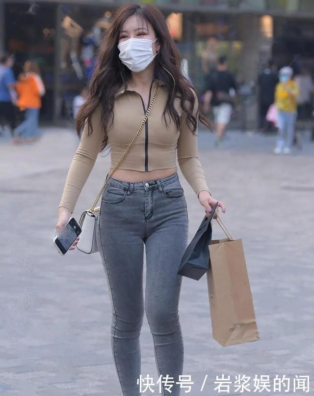 显瘦|百褶裙配吊带条纹衫,简约靓丽又显气质,轻松让你美丽无边