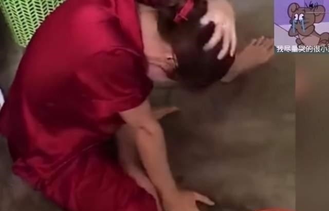 口红|“崩溃妈妈”坐地抱头痛哭,昂贵口红被熊孩子破坏:真是亲生的