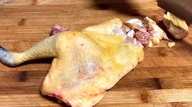 鸡肉更干净|清洗鸡肉时，千万别直接用水洗，多加一步，鸡肉无腥味更好吃