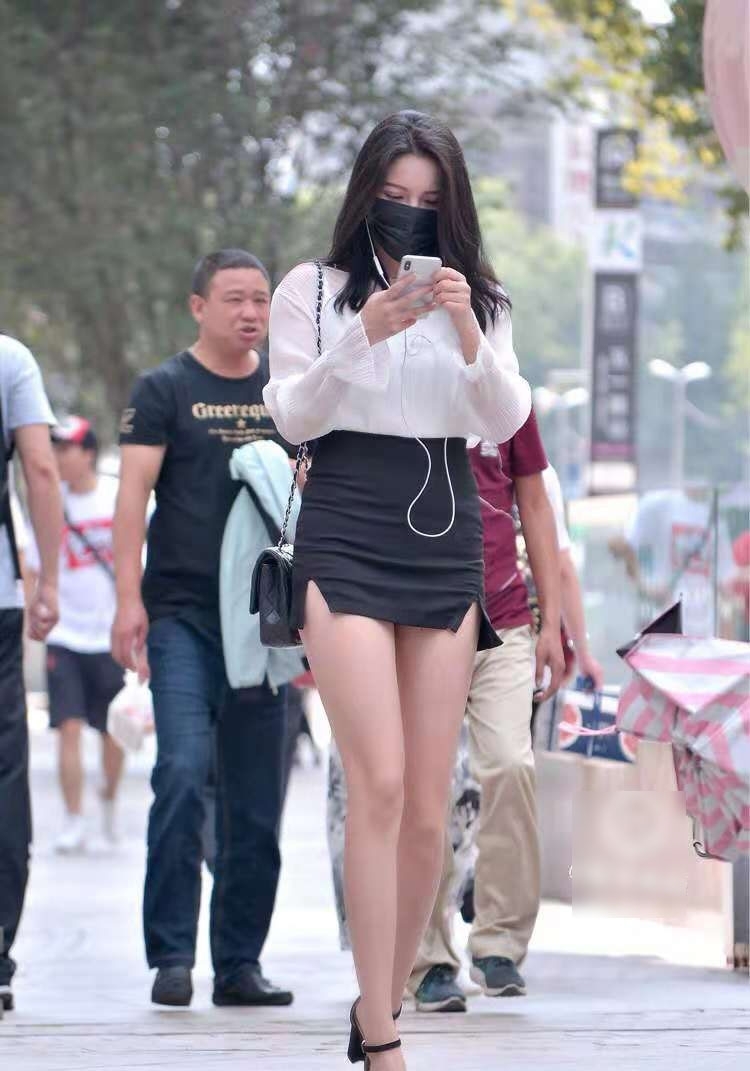 休闲|街拍:大长腿姐姐搭配一条高腰短裙,随性洒脱,很有休闲街头范儿