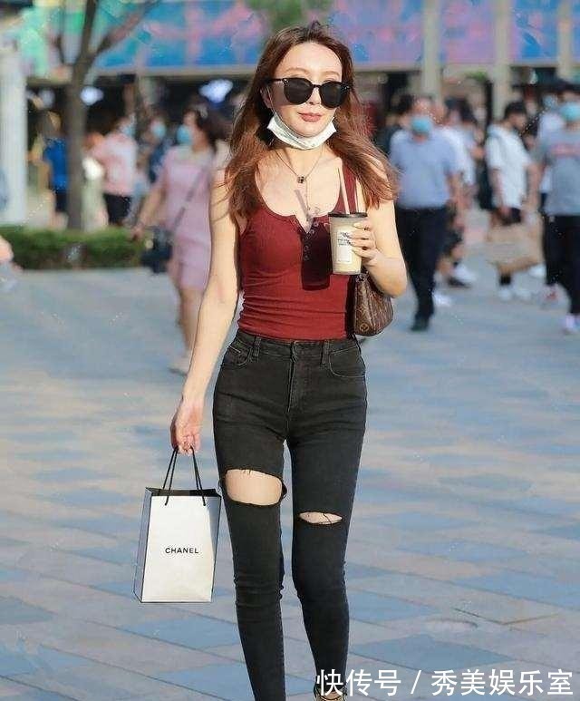 紧身牛仔裤 紧身牛仔裤搭配露脐上衣,减龄瘦身显身材,清爽又不失性感