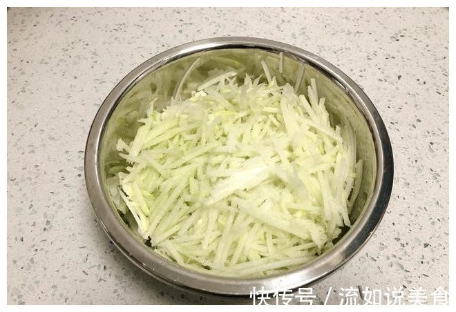 炸萝卜丸子，直接用面粉就错了，多加这3样，丸子外焦里嫩不吸油