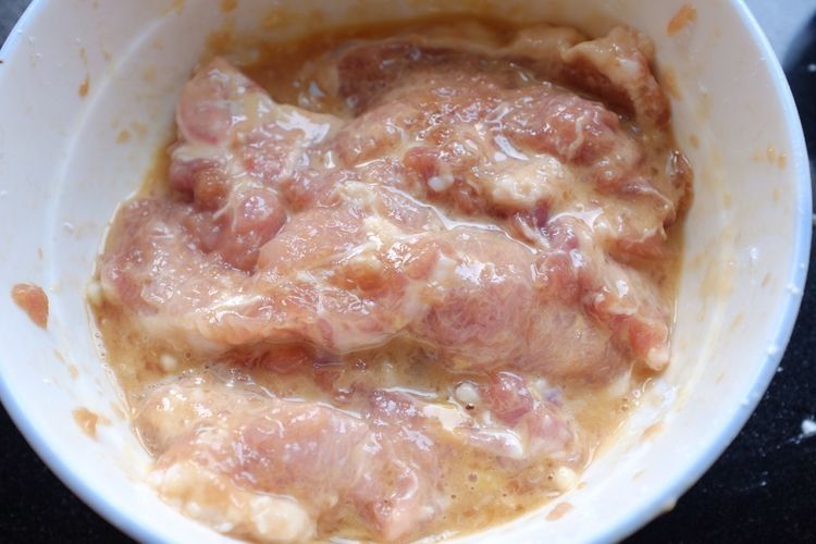 猪大排这样做嫩而不柴，酱香味浓郁，百吃不厌