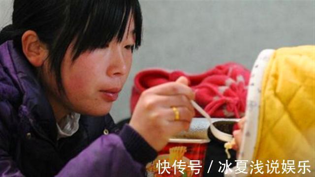 饭菜|“终于可以吃饭了”,妈妈喂完宝宝刚想吃饭,却发现饭菜都没了