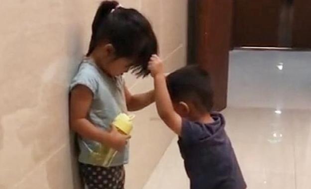 父母|弟弟想和姐姐一起玩,坐在房门口等姐姐醒,这姐弟俩相处得太好了