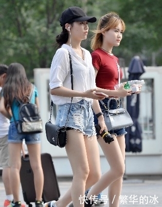 穿着|闺蜜逛街,都穿着短裤,是在比水腿长么?
