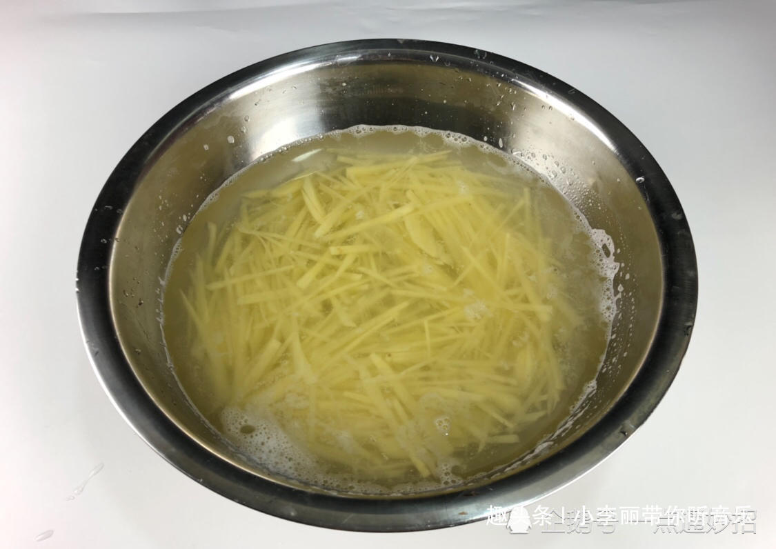 泡过土豆丝的水别着急倒掉，一碗能值好几十，不要再白白浪费了