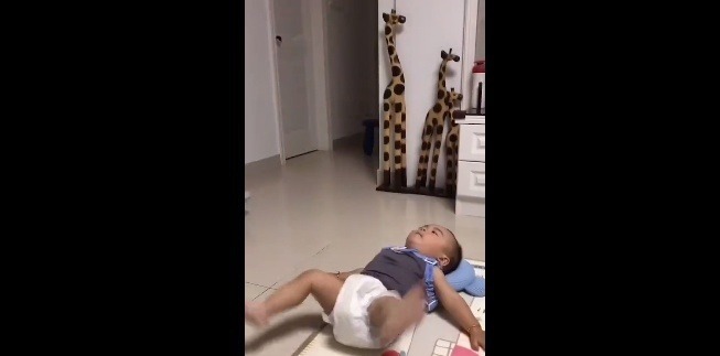 妈妈|心疼!宝宝学走路摔倒后不服气,爬起来继续摔,旁边妈妈笑翻了