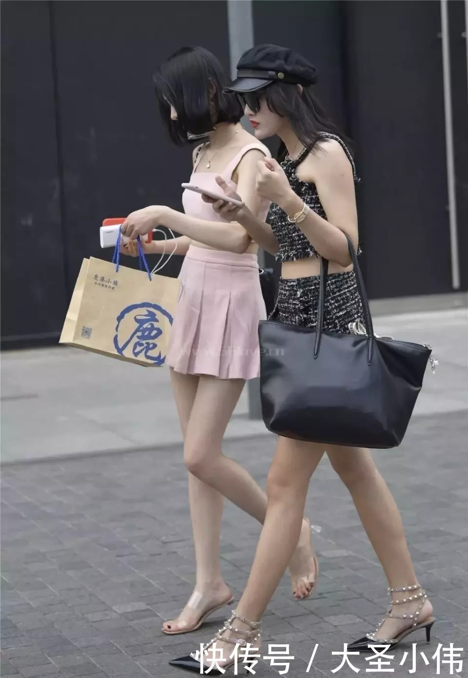 俏皮|美女街拍小姐姐穿粉色短裙套装,俏皮可爱