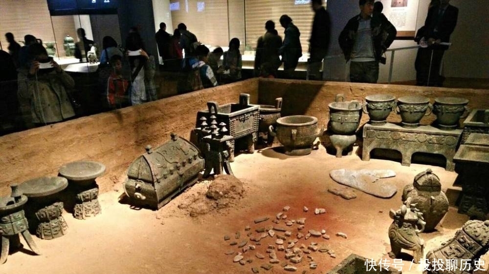 殷墟出土一批甲骨,有关单位曾出悬赏,认出一个甲骨文重奖十万元