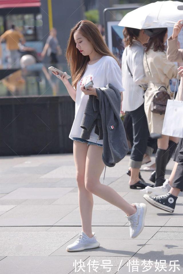 白色宽松短袖，搭配牛仔裤，青春休闲风搭配