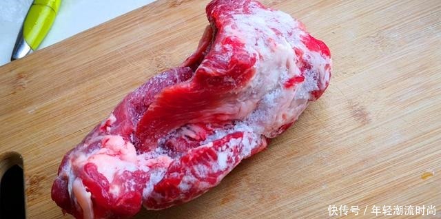 用水|冰箱拿出的冻肉,最忌直接用水冲,教你一妙招,吃着和鲜肉一样香