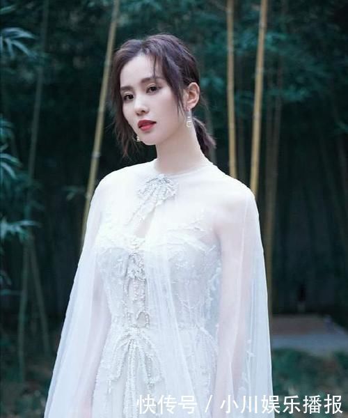 头发|脸上有3个“特征”的女生,别总披头散发,扎头发露五官更女神