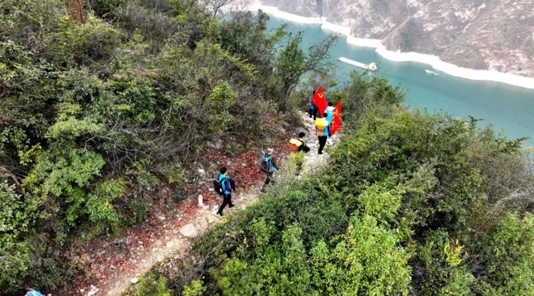 巫峡口岸的“背篓义诊队”