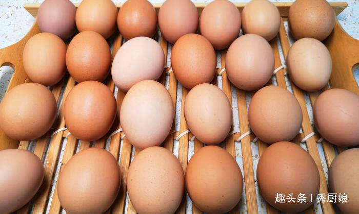 腌鸡蛋只放盐大错特错,最后一步加点它,鸡蛋不臭,个个起沙流油