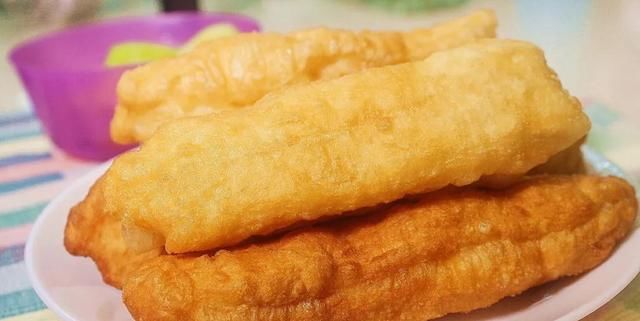 嫌外面的不卫生？大叔教你炸油条，香脆味美，简单易学，超好吃！