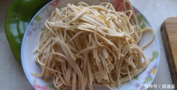 无比|别再做鱼香肉丝了,肉丝加它一起炒,无比下饭,上桌就被抢光!