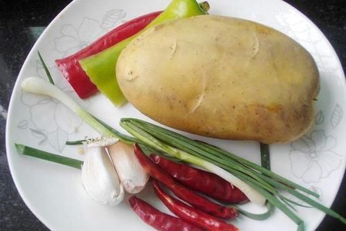 酸辣土豆丝直接下锅炒就错了，炒之前多加一步，土豆丝更爽口