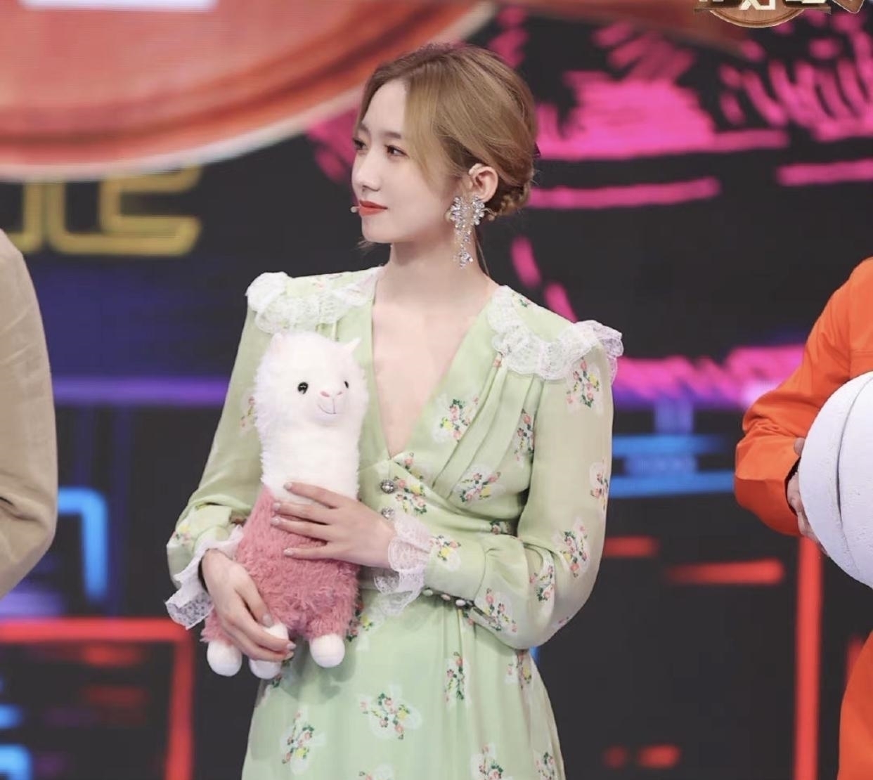 造型|孟美岐參加某節目的造型，深v牛油果綠印花連衣裙，普普通通