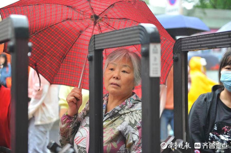 作文|山东省第三届作文大赛决赛开始！送考家长们的眼神……